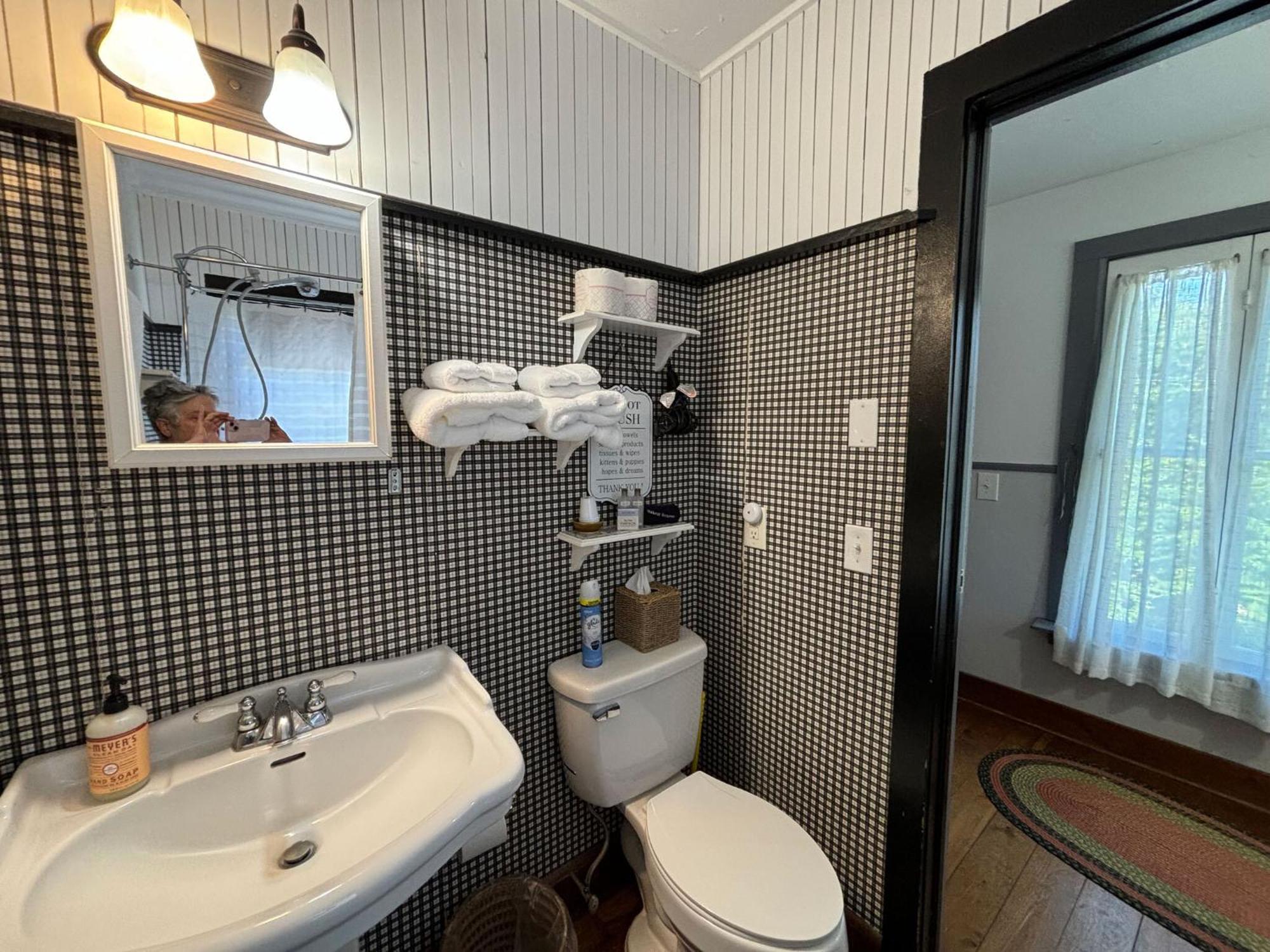 Folkestone Inn Брайсон-Сити Номер фото